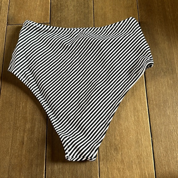 NWT Cupshe Black and white striped high waisted bikini bottom size small - Picture 3 of 3